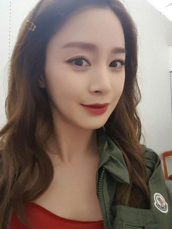 Tak khayal jika sosok Kim Tae Hee mendapatkan julukan aktris Korea tercantik. Meski kerap tak menggunakan makeup, Kim Tae Hee berhasil pikat perhatian masyarakat dengan Inner Beauty yang dimilikinya. (viainstagram@taehee35/Bintang.com)