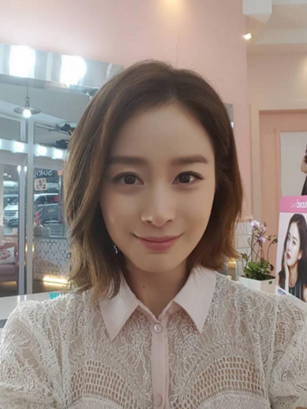 Kim Tae Hee berhasil menyandang gelar Sarjana dari jurusan Tekstil, Seni dan Fashion Design. (viainstagram@taehee35/Bintang.com)