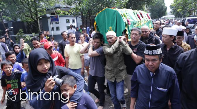 Ariel Noah mengantar jenazah untuk di shalatkan. (Adrian Putra/bintang.com)