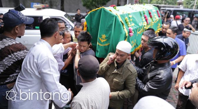 Foto Ariel Noah mengantar jenazah untuk di shalatkan (Adrian Putra/bintang.com)