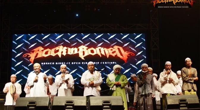 Konser metal di Kalimantan dihentikan sementara untuk salat maghrib berjamaah. Keren! | Via: Facebook/Rock in Borneo