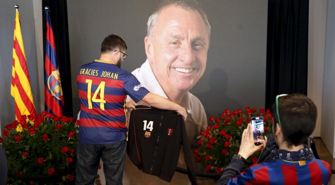 Suporter Barcelona mengambil gambar saat memorial event untuk Johan Cruyff di Stadion Camp Nou, Barcelona, Spanyol, (29/3/2016). (Reuters/Albert Gea)