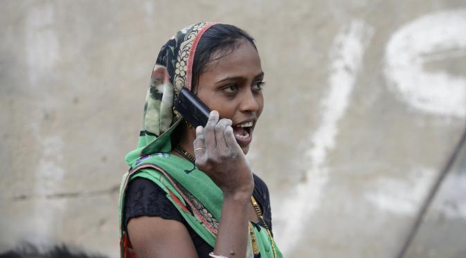 Takut kelamaan menjomblo masyarakat di salah satu desa yang ada di India ini dilarang main handphone lho.