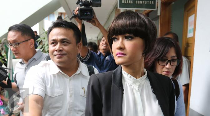 Julia Perez saat tiba di Pengadilan Negeri Jakarta Selatan, Rabu (30/3/2016). Kedatangan Jupe untuk menghadiri sidang perdana perceraian dirinya dengan Gaston Castano (Liputan6.com/Herman Zakharia)