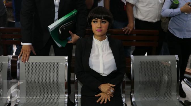 Julia Perez saat tiba di Pengadilan Negeri Jakarta Selatan, Rabu (30/3/2016). Kedatangan Jupe untuk menghadiri sidang perdana perceraian dirinya dengan Gaston Castano (Liputan6.com/Herman Zakharia)