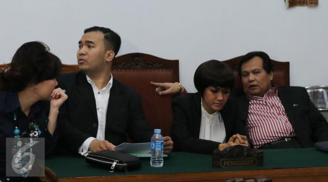 Julia Perez berada di ruang sidang di Pengadilan Negeri Jakarta Selatan, Rabu (30/3/2016). Sidang perdana cerai Julia Perez  dan Gaston Castano ditunda karena pihak dari Gaston Castano tidak hadir.  (Liputan6.com/Herman Zakharia)