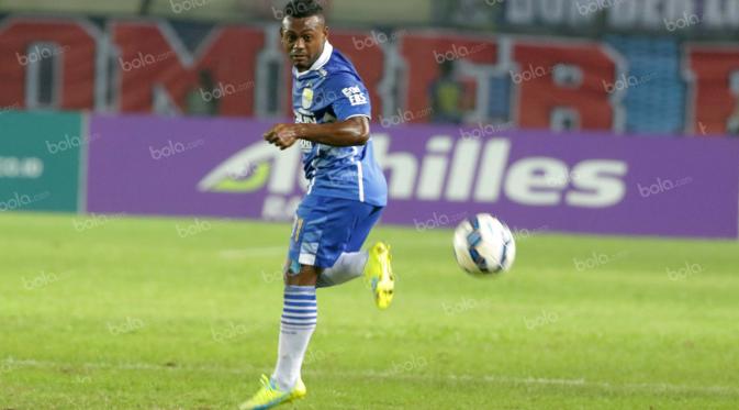 Pemain Persib Bandung, David Laly beraksi saat melawan  Bali United  pada laga semifinal Piala Torabika Bhayangkara di Stadion Si Jalak Harupat, Bandung, Rabu (30/3/2016). (Bola.com/NIcklas Hanoatubun)