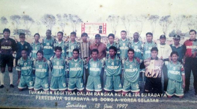 Yusuf Ekodono (jongkok tengah) bersama rekan Persebaya pada 1997, termasuk Carlos de Mello dan Jacksen F. Tiago (berdiri), saat menghadapi klub Korea Selatan dalam turnamen segitiga di Surabaya. (Bola.com/Istimewa/Fahrizal Arnas)