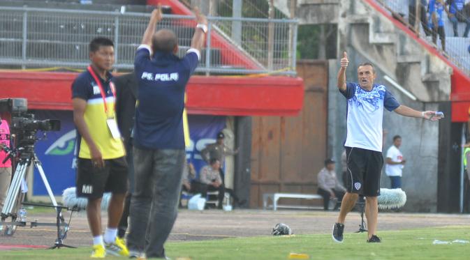 Milomir Seslija bersitegang dengan pelatih PS Polri, Bambang Nurdiansyah pada pertandingan penyisihan Grup B Torabika Bhayangkara Cup. (Bola.com/Iwan Setiawan)
