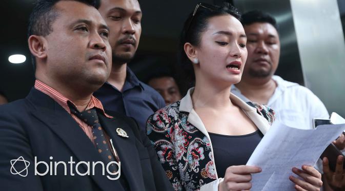 Zaskia Gotik menyebut hari kemerdekaan Indonesia jatuh pada tanggal 32 Agustus dan menulis lambang negara pada sila kelima yaitu Bebek Nungging. (Nurwahyunan/Bintang.com)