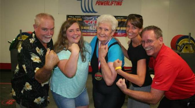 Nenek super pengangkat beban 102 kg bersama keluarga yang mendukungnya. (Sumber Today.com)