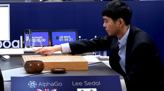 Pemain Go profesional, Lee Sedol saat meletakkan batu pertama saat melawan AlphaGo pada pertandingan ketiga di Seoul , Korea Selatan, (12/3). AlphaGo merupakan program kecerdasan buatan yang diciptakan Google. (REUTERS / Google / Yonhap)