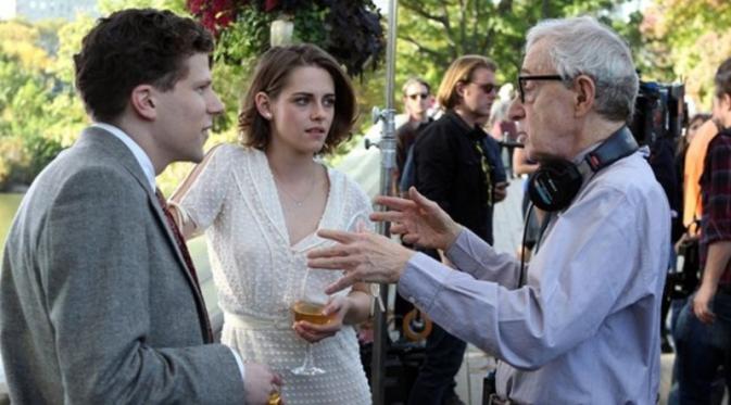 Jesse Eisenberg, Kristen Stewart dan Woody Allen di film Cafe Society. foto: the atlantic