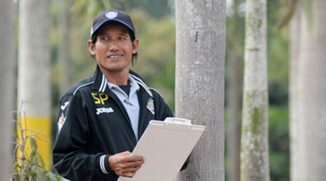 Striker legendaris Arema, Singgih Pitono, kini menangani pemain muda di Tulungagung, Jatim. (Bola.com/Iwan Setiawan)