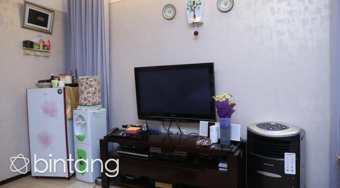 Tv, dispenser, dan kulkas yang berada di ruang tidur utama. (Nurwahyunan/Bintang.com)