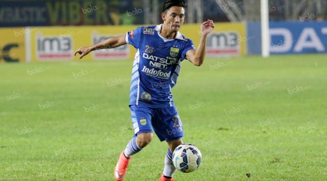 Gelandang kreatif Persib Bandung, Kim Jeffrey Kurniawan saat membela timnya di Stadion Si Jalak Harupat, Bandung. (Bola.com/Nicklas Hanoatubun)