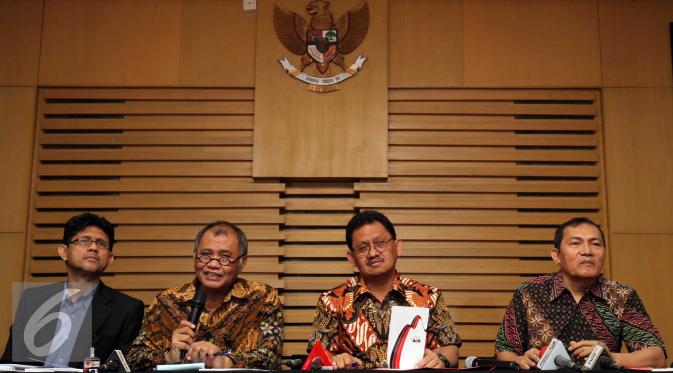 Ketua KPK, Agus Rahardjo (kedua kiri) memberikan keterangan pers terkait 2 Pejabat BUMN (Liputan6.com/Helmi Afandi)