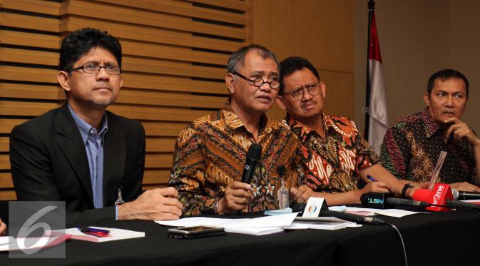 Ketua KPK, Agus Rahardjo (kedua kiri) memberikan keterangan pers terkait 2 Pejabat BUMN (Liputan6.com/Helmi Afandi)