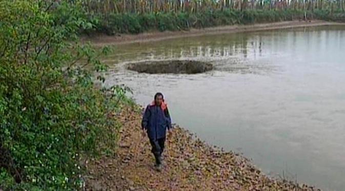 Lubang 'raksasa' di area tambak di provinsi Guangxi Zhuang, Tiongkok. (ufosightingsdaily.com)