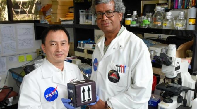 Peneliti Clay Wang (USC) dan Kasthuri Venkateswaran (NASA) mencoba menciptakan obat baru di ISS. (Sumber news.usc.edu)