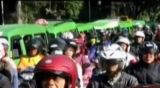 Lalu lintas di kota Bogor lumpuh akibat uji coba satu arah. Sementara itu, ruang kerja Ketua Komisi D DPRD DKI dipasang garis larangan.