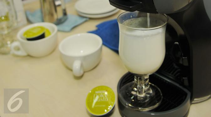 Membuat kopi seperti di kafe lebih mudah dibuat dengan mesin pembuat kopi, (30/3). (Liputan6.com/Gempur M Surya)