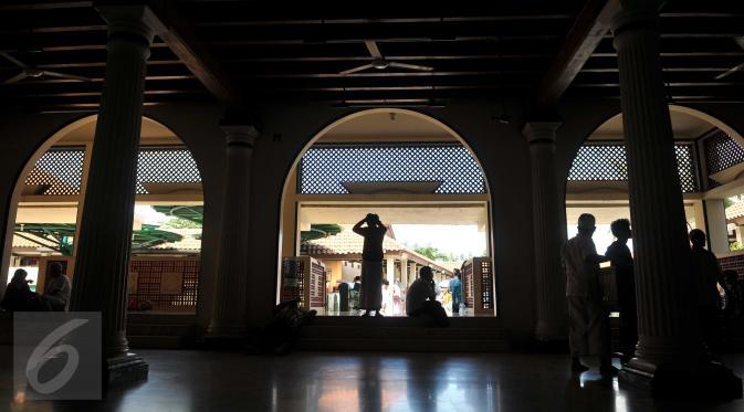 Suasana keramaian bagian dalam Masjid Luar Batang di daerah Pasar Ikan, Jakarta Utara, Jumat (1/4). Nama masjid ini diberikan sesuai dengan julukan Habib Husein, yaitu Habib Luar Batang. (Liputan6.com/Gempur M Surya)