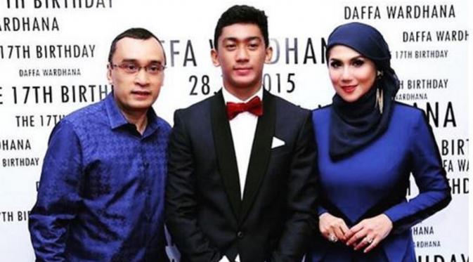 Marini Zumarnis, Denny Wardhana, dan Daffa (Instagram/@daffawardhana)