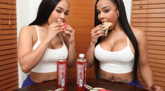 Gadis kembar ini bahkan selalu makan makanan yang sama. | via: nypost.com