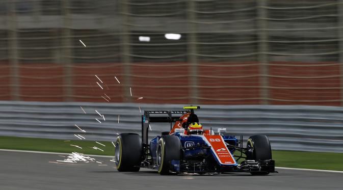 Pembalap Manor Racing Formula One asal Indonesia, Rio Haryanto saat melakukan latihan kedua di Sirkuit Sakhir, Bahrain, (1/4). GP Bahrain akan digelar pada Minggu (3/4). (REUTERS / Hamad I Mohammed)