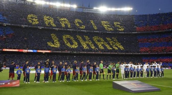 Para pendukung Barcelona membuat penghormatan kepada mendiang Johan Cruyff sebelum dimulainya laga El Clasico di Camp Nou, Barcelona, Sabtu (2/4/2016). (AFP/Lluis Gene)