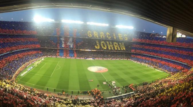 Suporter Barcelona dan Real Madrid memberikan tribute untuk Johan Cruyff sebelum pertandingan El Clasico, di Stadion Camp Nou, Sabtu (2/4/2016). (Barcelona). 