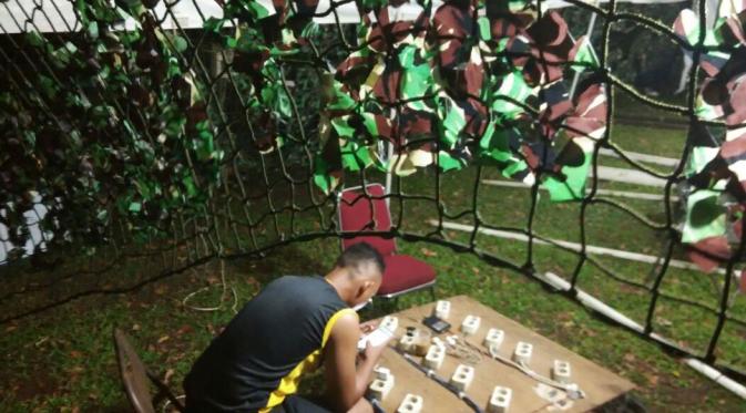 Seorang personel TNI mempersiapkan peralatan untuk pusat komando pengamanan final Torabika Bhayangkara Cup 2016. (Bola.com/Nicklas Hanoatubun)