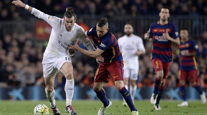 Gelandang Real Madrid, Gareth Bale, berusaha melewati bek Barcelona, Jordi Alba, pada laga La Liga di Stadion Camp Nou, Barcelona, Minggu (3/4/2016) dini hari WIB. Barcelona takluk 1-2 dari Real Madrid. (AFP/Josep Lago)