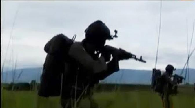 Kelompok Abu Sayyaf memasok senjata kelompok teroris Santoso di Poso. Sementara itu, TNI menggelar latihan pembebasan sandera.