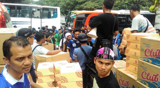 Bobotoh mendapatkan roti dan air minum gratis dari PT PBB (Okan Firdaus/Liputan6.com)