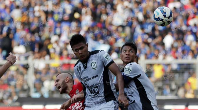 Pemain Bali United, Kiko Insa (kiri), mencoba melewati para pemain Sriwijaya FC pada perebutan tempat ketiga Torabika Bhayangkara Cup 2016 di Stadion Utama Gelora Bung Karno, Jakarta, Minggu (3/4/2016). (Bola.com/Nicklas Hanoatubun)