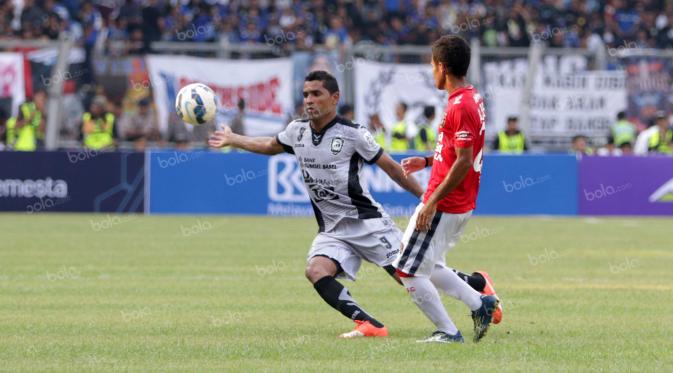 Pemain Sriwijaya FC, Beto Goncalves, mencoba melewati pemain Bali United pada perebutan tempat ketiga Torabika Bhayangkara Cup 2016 di Stadion Utama Gelora Bung Karno, Jakarta, Minggu (3/4/2016). (Bola.com/Nicklas Hanoatubun)