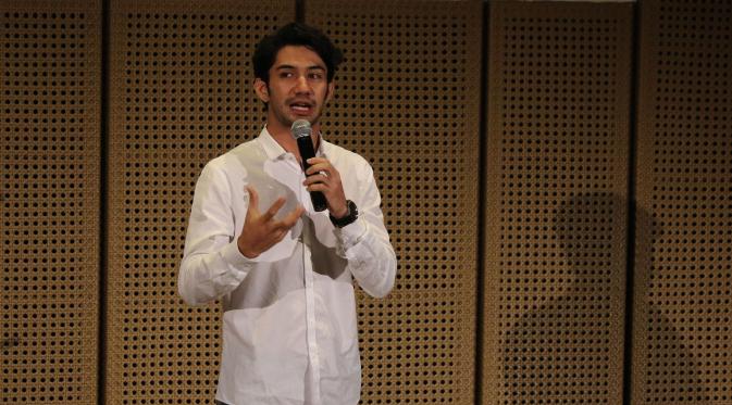  Aktor Reza Rahadian memberi sambutan pada saat  acara Monolog 'Wajah Prempuan'  di auditorium galeri Indonesia Kaya, Jakarta, Minggu (03/04/2016). Monolog 'Wajah Prempuan'