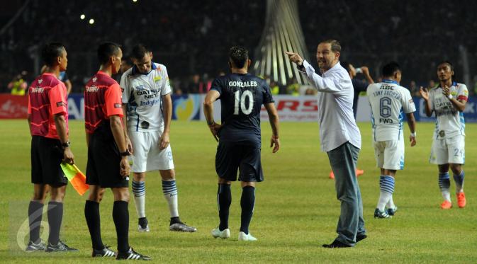 Pelatih Persib, Dejan Antonic (ketiga kanan) melakukan protes saat laga final Piala Bhayangkara 2016 melawan Arema di Stadion GBK Jakarta, Minggu (3/4/2016). Laga diwarnai aksi protes dari suporter dan official Persib. (Liputan6.com/Helmi Fithriansyah)