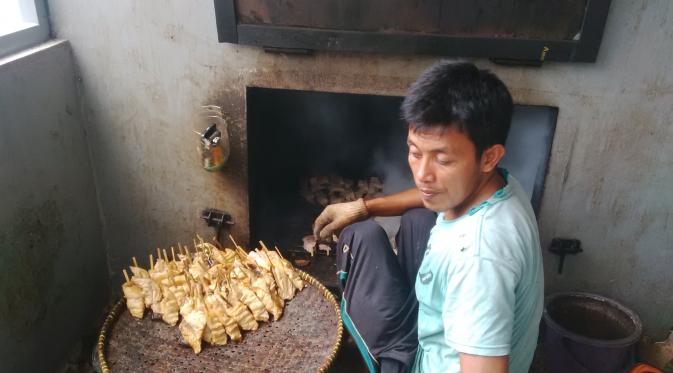 Sepi pengunjung, pendapatan penjual ikan asap di Sentra Ikan Bulak, Kenjeran, Surabaya, menurun hingga 50 persen. (Liputan6.com/Dhimas Prasaja)