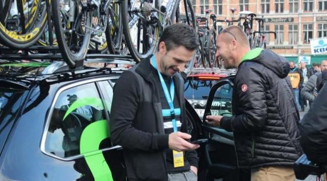 Cyclist, Servais Knaven dan Andreas Klier berbagi lelucon sebelum memulai Tour of Flanders. (Sadhbh O'Shea)