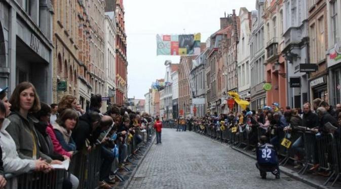 Publik di kanan-kiri jalur Tour of Flanders. (Sadhbh O'Shea)