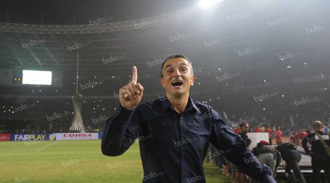 Pelatih Arema, Milomir Sesija merayakan kemenangan Arema Cronous atas Persib Bandung pada final  Torabika Bhayangkara Cup 2016 di SUGBK, Jakarta, Minggu (3/4/2016). (Bola.com/Nicklas Hanoatubun)