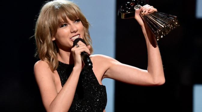 Taylor Swift saat menerima penghargaan dalam iHeartRadio Music Awards 2016 (3/4/2016)