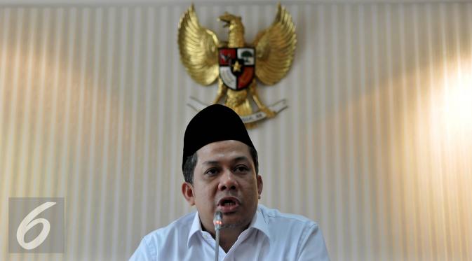 Fahri Hamzah memberikan keterangan pers terkait pemecatan dirinya dari keanggotaan PKS, Jakarta, Senin (4/3). Fahri mengklarifikasi mengenai keputusan Partai yang sepihak memberhentikan dirinya. (Liputan6.com/Johan Tallo)