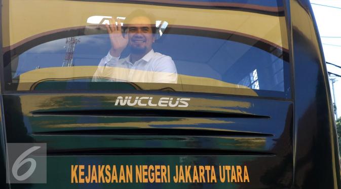 Dari Kejaksaan Negeri Jakarta Utara, Saipul Jamil dibawa ke Rumah Tahanan (Rutan Cipinang). [Foto: Herman Zakharia/Liputan6.com]