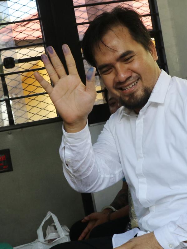 Pedangdut Saipul Jamil alias Ipul melambaikan tangan saat berada di mobil tahanan di Kejaksaan Negeri Jakarta Utara, Senin (4/4). Tersangka kasus pencabulan terhadap remaja itu dipindahkan ke Rumah Tahanan (Rutan) Cipinang. (Liputan6.com/Herman Zakharia)
