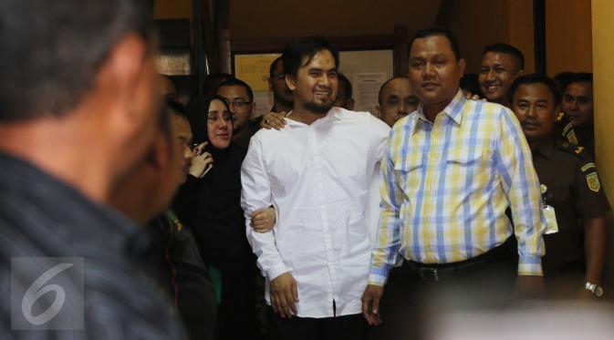 Pedangdut sekaligus tersangka kasus pencabulan, Saipul Jamil alias Ipul berjalan keluar dari Kejaksaan Negeri Jakarta Utara, Senin (4/4).  (Liputan6.com/Herman Zakharia)