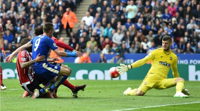 Jamie Vardy berusaha menaklukkan kiper Southampton, Fraser Forster, dalam sebuah laga Liga Inggris. (AFP/Ben Stansall)